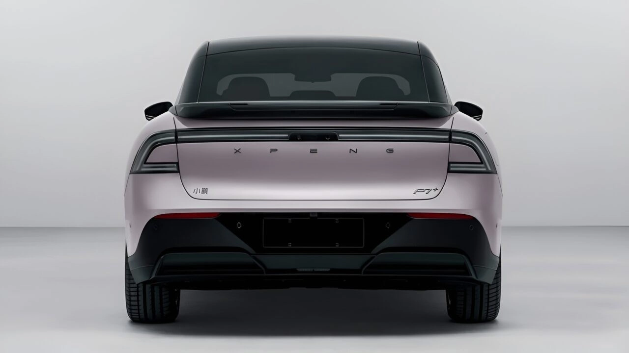 أول مركبة في العالم مزودة بالذكاء الاصطناعي، Xpeng P7+، على الطريق!