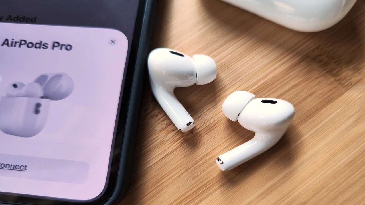 AirPods 4 الصديقة للميزانية قادمة من Apple!