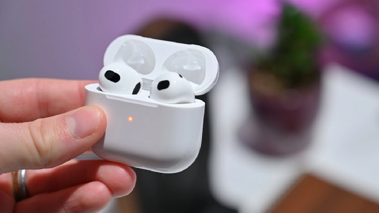 AirPods 4 الصديقة للميزانية قادمة من Apple!